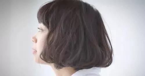 揭秘巷弄深处的秘密发艺乐园，2025年烫发造型流行趋势